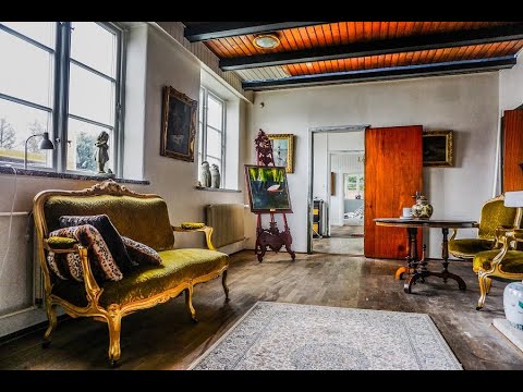 Видео: Вы не поверите, что находится в этом заброшенном отеле! Куклы, еда, будильники и т.д. (Всё, что о...