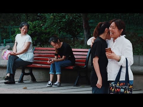 Видео: Когда девушка, которая провалила вступительный экзамен в колледж, и плачет