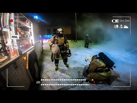 Видео: Глазами пожарных #48: Пожар в кафе. Сильное задымление. Огненная кухня.
