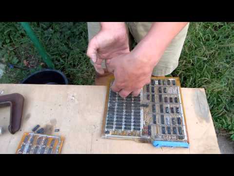 Видео: Отделение пластмассовых микросхем от плат