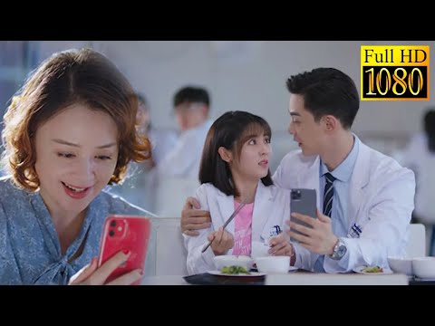 Видео: красивый доктор обнимает Ронг и флиртует с ней на публике, ее мать так счастлива, что все ошеломлены