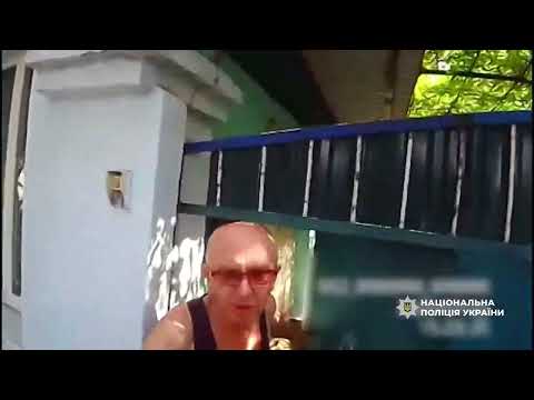 Видео: Життя під обстрілами: з фронтового Берислава поліцейські евакуювали трьох літніх людей та загиблого