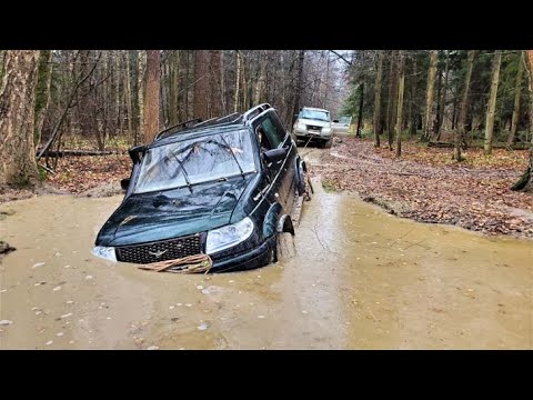 Видео: Два Уаз Патриота на ноябрьском оффроад выезде в грязь поселка Юсупово!
