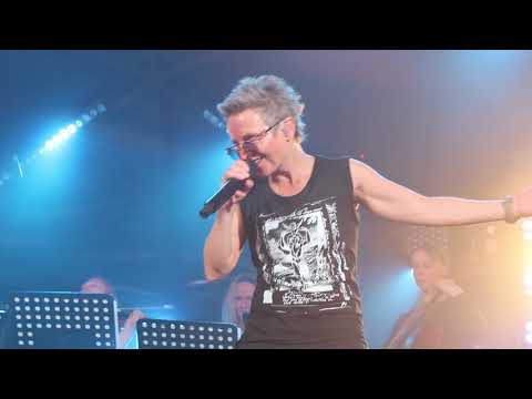 Видео: Сурганова и Оркестр _ Далеко