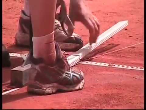 Видео: tennis-i.com Укладка пластиковых линий на поверхность корта