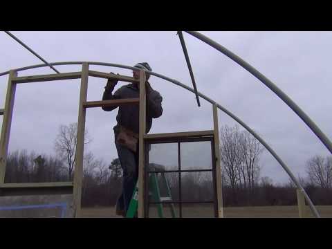 Видео: Строительство торцевых стен теплицы