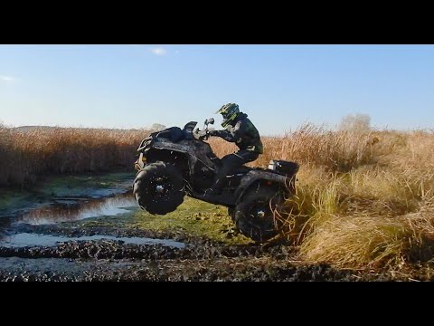 Видео: Прыжки в болото на квадроциклах !!!