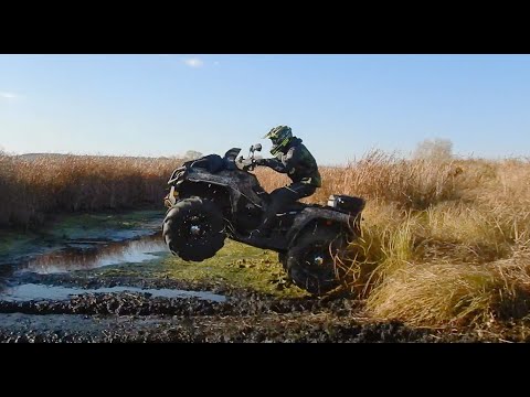 Видео: Прыжки в болото на квадроциклах !!!