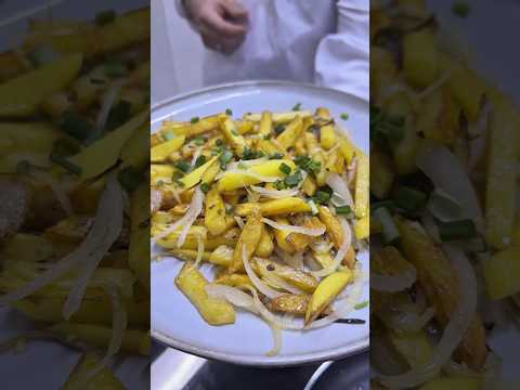 Видео: Как правильно жарить картошку с луком — золотистая и хрустящая!#shorts #рецепты #вкусно