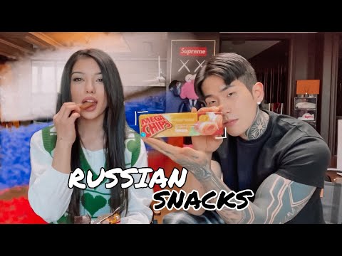 Видео: [ENG] Korean guy first time trying RUSSIAN SNACKS | Кореец впервые пробует РУССКИЕ СНЭКИ