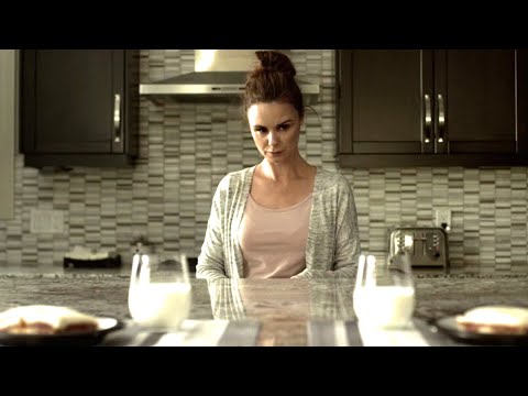 Видео: Мать даёт сыну и его другу молоко, чтобы они перестали видеть друг друга