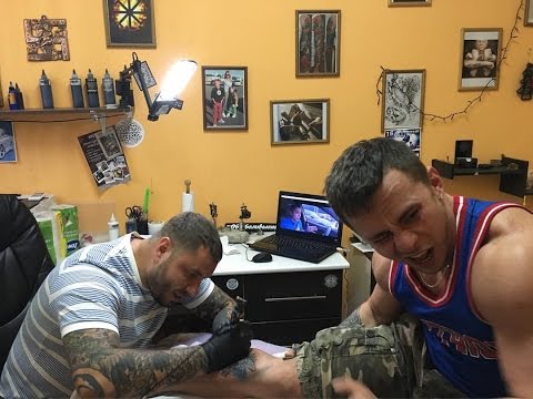 Видео: Vlog I Татуировка это больно I Больно ли делать тату?  Я НАБИЛ СЕБЕ ТАТУ НА ЭТУ И НА ТУ