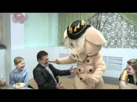 Видео: Танец свиньи на свадьбе Дмитрия и Татьяны 3.12.2011 года