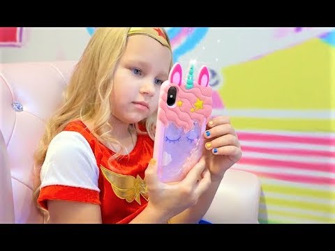 Видео: Алиса в ЕДИНОРОГ кафе для детей ! Радужная еда !!