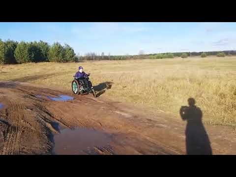 Видео: UNA WHEEL Электроприставка для инвалидных колясок тестирует внедорожные качества тандема unawheel