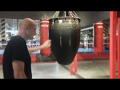 Видео: Лівий прямий в голову: як бити по мішку правильно