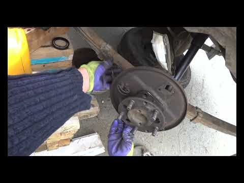 Видео: Москвич. Москвич 426. Снимаю заднюю полуось москвич. Смотрю состояние подшипника и шлицевой полуоси.