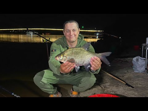 Видео: Нічна рибалка в центрі Києва. Лящі клюють на фідер вночі!