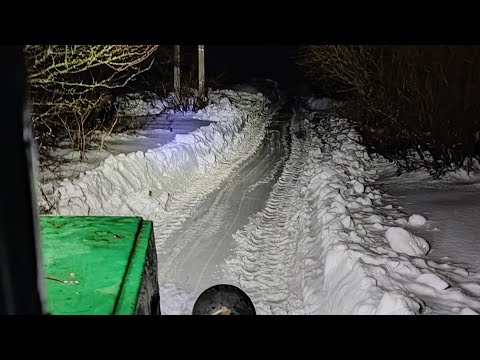 Видео: Т-40АМ борется с последствиями Циклона "Ваня".  Снегопад в декабре.