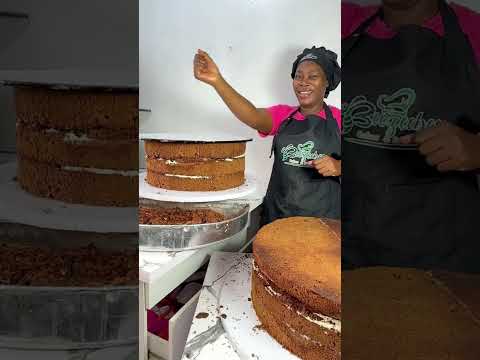 Видео: Огромный пятиярусный свадебный торт, красиво оформленный