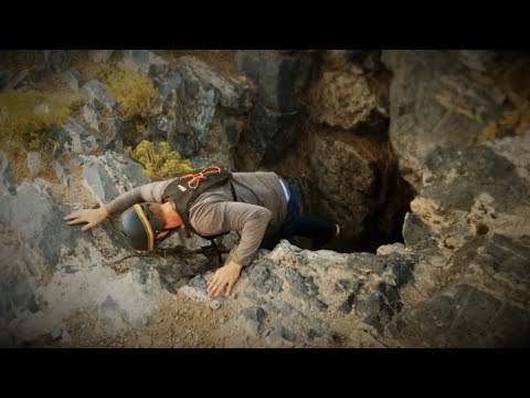 Видео: Парень застрял в пещере вниз головой...