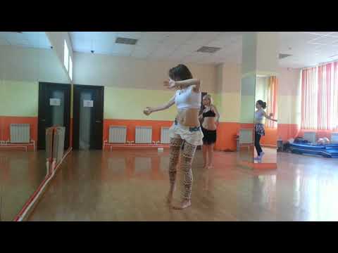 Видео: Как делать бочку в восточном танце. Техника оттяжек. МК, Ирина Фишина.