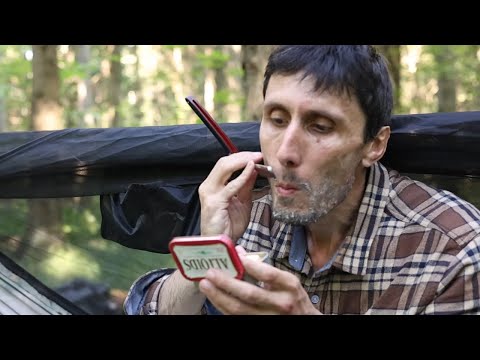 Видео: Бритье опасной бритвой в лесу!