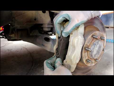 Видео: Замена передних тормозных колодок Toyota Land Cruiser Prado 120 2004 года Тойота Ленд крузер прадо
