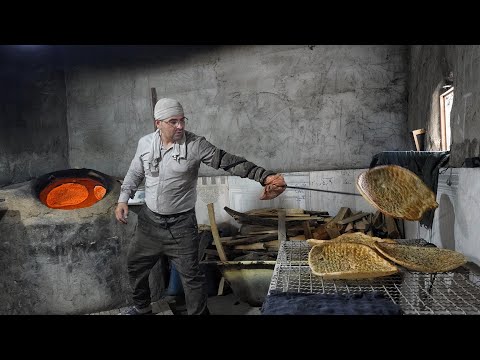 Видео: Молодой отец и сын пекут очень вкусный традиционный хлеб на дровах в глиняной печи.