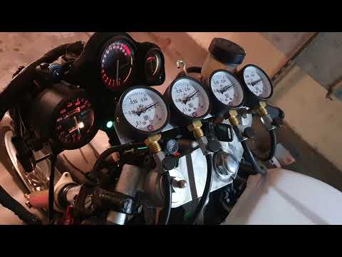 Видео: Мотодневник Honda CBR400RR nc23 синхронизация карбюраторов без снятия бака. прибор Pro-sinhro