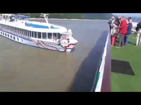Видео: Пассажирский теплоход врезался в лайнер и причал | Река Дунай