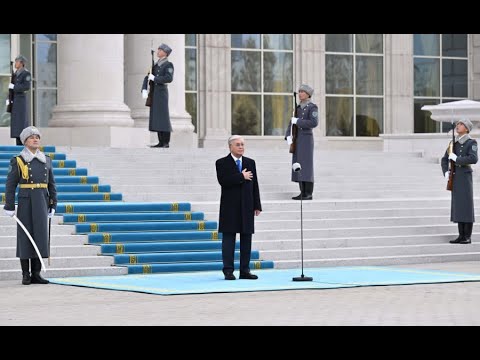 Видео: Президент Мемлекеттік ту көтеру рәсіміне қатысты