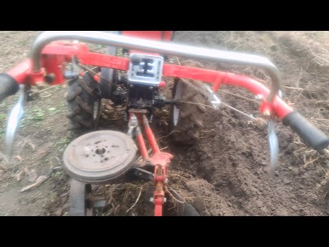 Видео: Плуг важкого мотоблока: осіння мокра оранка