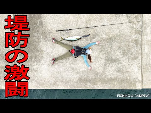 Видео: Женщина сражается с гигантской рыбой во время рыбалки с отдаленного пирса