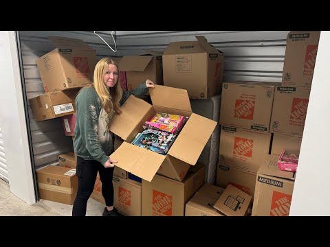 Видео: Она купила брошенные коллекционные игрушки из шкафчика стоимостью 15 000 долларов!