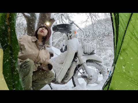 Видео: Одиночное мото-кемпинг в снегопад (Изолированный приключенческий опыт)