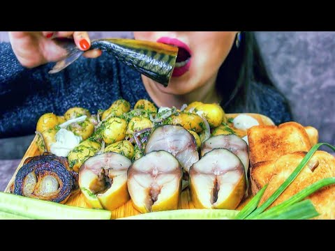 Видео: Smoked Mackerel СКУМБРИЯ И Свежий Молодой Картофель | ЖАРЕНЫЙ ХРУСТЯЩИЙ ХЛЕБ |Маринованный Лук 