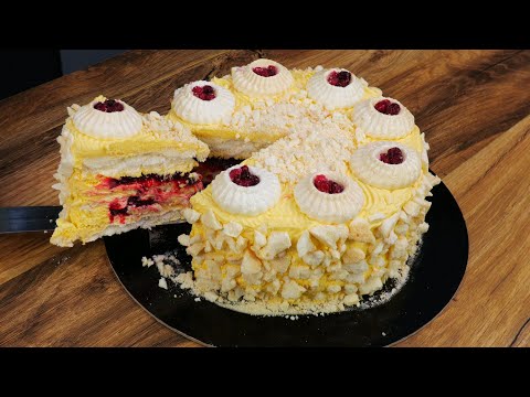 Видео: Новогодний торт - "Снежная брусника". Нежное безе и желированная брусника. Подробный мастер - класс.