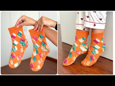Видео: Носки на двух спицах БЕЗ ШВА! Мастер класс для начинающих knitting socks. Носки спицами ПЭЧВОРК.