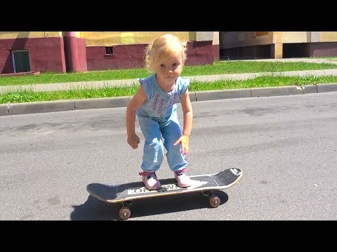 Видео: В 2 ГОДА КАТАЕТСЯ НА СКЕЙТЕ. ВЫПРОСИЛА СКЕЙТ У БРОС ШОУ. СОФУНЬЯ ШАЛУНЬЯ