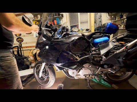 Видео: Как снять пластик Хонда Дювиль 700 | Plastic removal on Honda NT700V Deauville