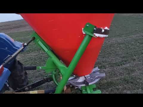 Видео: Дешевий РУМ, лійка в роботі. Розсипання селітри трактором dong feng. Покращення лійки