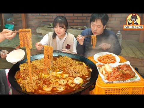 Видео: Мукбанг😋Готовим и едим Острый корейский рамен Ёл с устрицами, мягким тофу и кимчи
