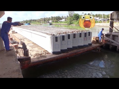 Видео: [962] Баржа, перевозящая 7 бетонных мостовых балок, драматично проходит через ворота плотины