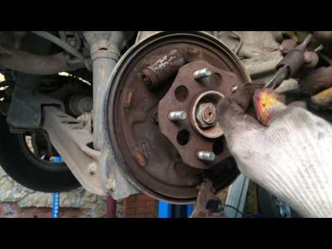 Видео: Замена задних тормозных колодок на Хонда CR-V 1999 года Honda CR-V