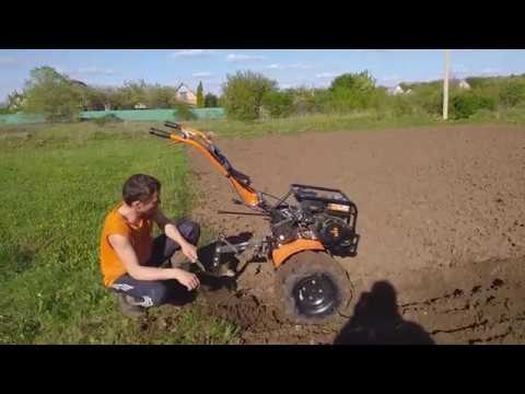 Видео: Мотоблок Patriot Урал, посадка картошки плугом.