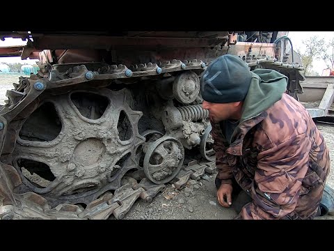 Видео: Это Вам не колеса с Жигулей поменять! ДТ 75 Бульдозер. Два брата в деле!