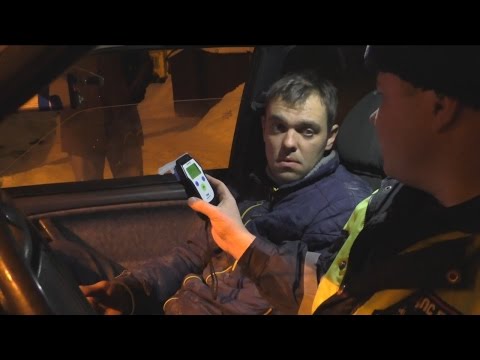 Видео: Жизнерадостный алкаш за рулем