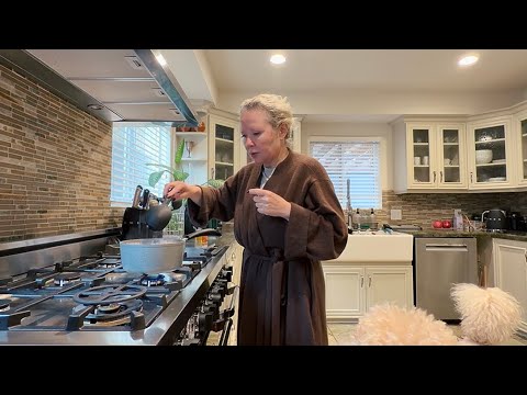 Видео: Пипонька приболела и варит кашку #losangeles 
