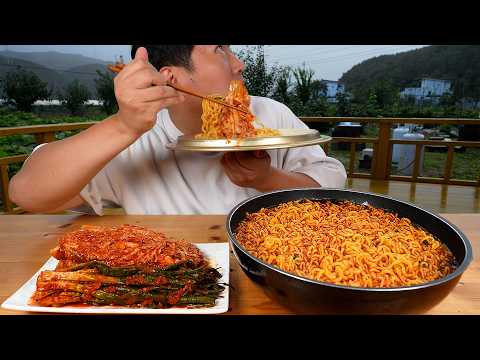 Видео: 🌧️Уличный мукбанг с 🍜лапшой быстрого приготовления, в конце рис в бульоне - Mukbang шоу еды